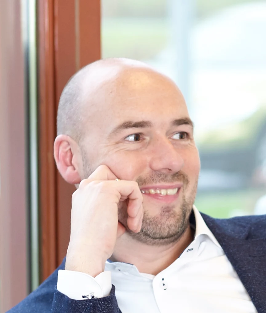 Christiaan (Chris) Beukema, loopbaancoach en DISCOVER-trainer bij Klei Groningen, glimlachend in gesprek