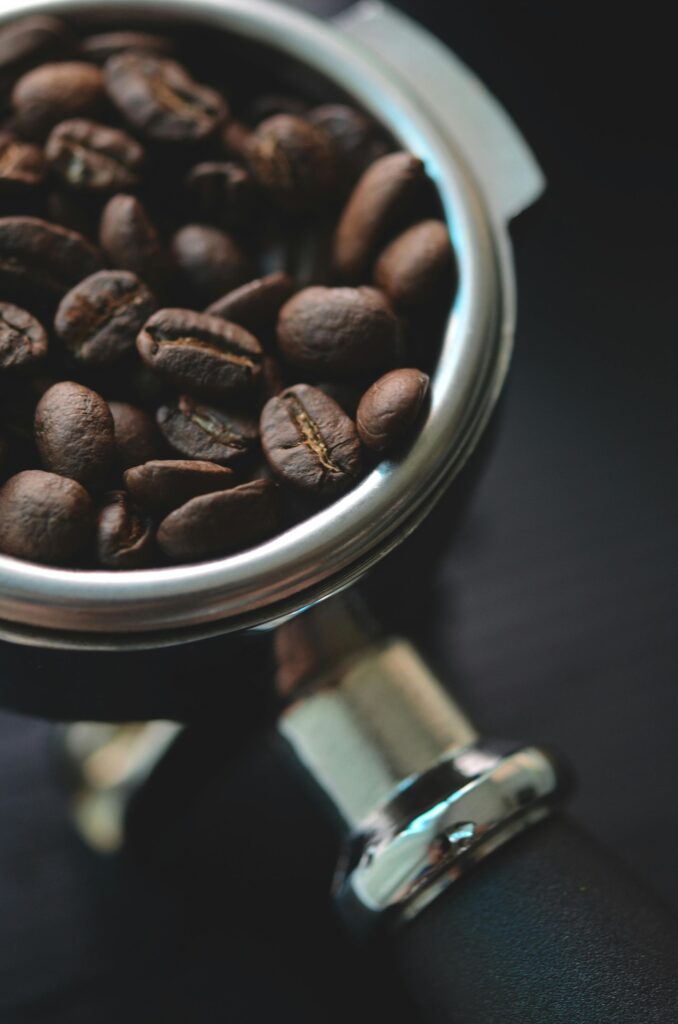 Koffiebonen in een espressohouder